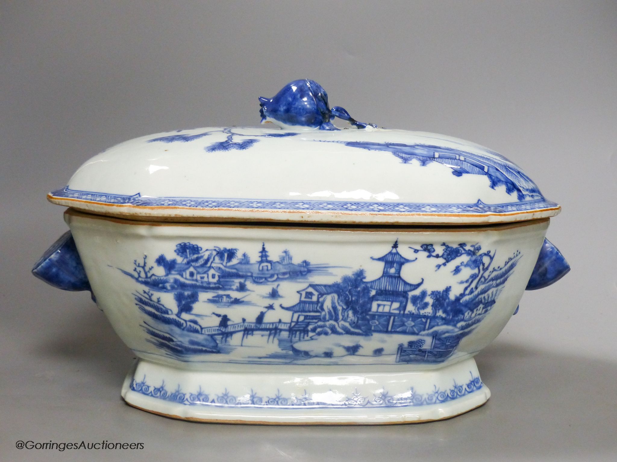 A Chinese export blue and white tureen, lotus handles, 24cm